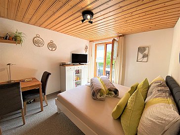 Ferienwohnung in Scuol - Wohn-/Schlafraum, Terrassen-Fenstertüre