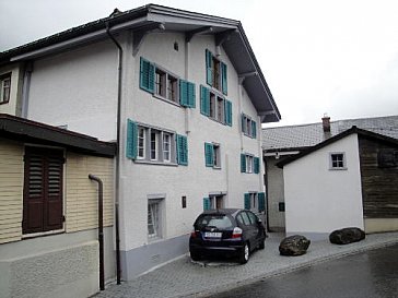 Ferienwohnung in Schwanden - Parkplatz vor dem Haus