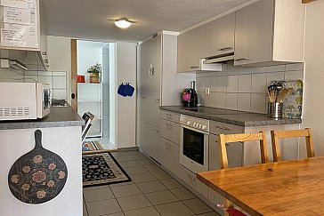 Ferienwohnung in Schwanden - Wohnzimmer mit Blick Richtung Küche