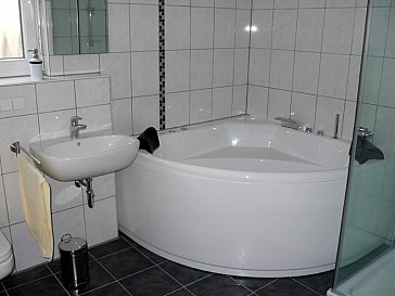 Ferienwohnung in Rheinhausen - Bad mit Whirlpool