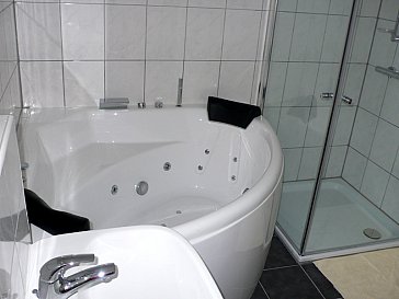 Ferienwohnung in Rheinhausen - Bad mit Whirlpool