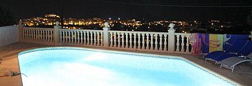 Ferienhaus in Dénia - Ausblick auf die beleuchtete Burg und die Stadt