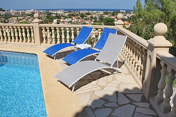 Ferienhaus in Dénia - Sonnenliegen und Sonnnenschirm stehen bereit