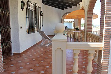 Ferienhaus in Dénia - Die überdachte, möblierte Hausterrasse