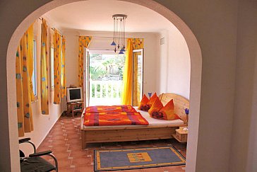 Ferienhaus in Dénia - Das Doppelschlafzimmer mit Terrasse und SAT-TV