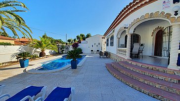 Ferienhaus in Miami Playa, Miami Platja - Hausansicht mit Pool