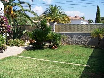 Ferienhaus in Miami Playa, Miami Platja - Privater Garten mit Palmen und Rasen