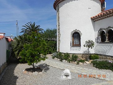 Ferienhaus in Miami Playa, Miami Platja - Seitenansicht vom Haus