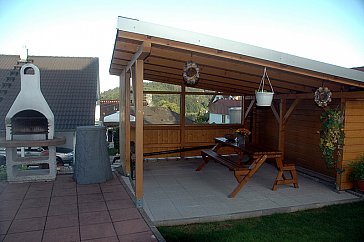 Ferienwohnung in Stockach - überdachter Sitzplatz mit Grill