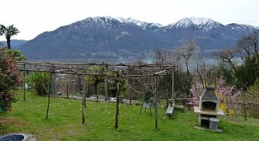 Ferienwohnung in Contra - Traubenpergola mit See