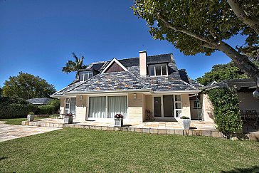 Ferienhaus in Kapstadt-Tokai - Villa Karibu - Front from Garden