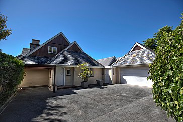 Ferienhaus in Kapstadt-Tokai - Villa Karibu - Eingangsbereich und Garage