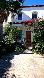 Ferienhaus in Miami Playa, Miami Platja - Vorderer Garten mit Parkplatz