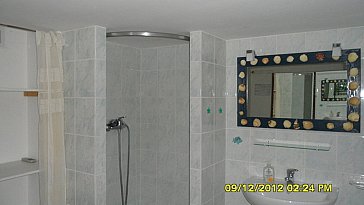 Ferienwohnung in St. Pierre la Mer - Badezimmer mit Dusche/WC