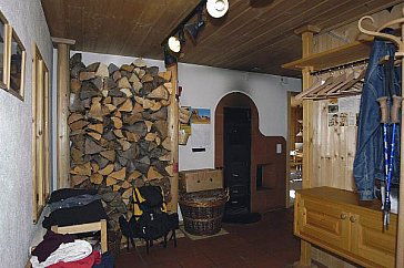 Ferienhaus in Litzirüti bei Arosa - Eingang mit Holzofen