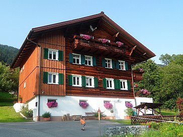 Ferienwohnung in Silbertal - Unser gemütliches Bauernhaus im Sommer