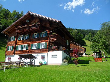 Ferienwohnung in Silbertal - Unser gemütliches Bauernhaus im Sommer