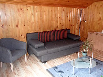 Ferienwohnung in Silbertal - Wohnzimmer mit gemütlichem Sofa und TV