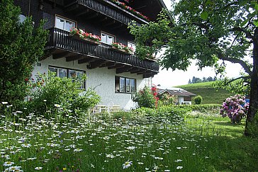 Ferienwohnung in Obermaiselstein - Haus mit Gartenansicht