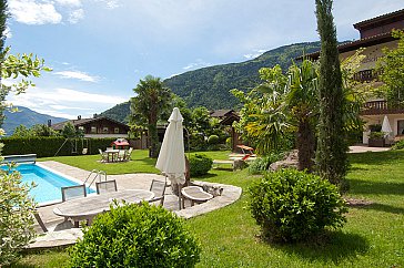 Ferienwohnung in Algund - Liegewiese mit Freibad