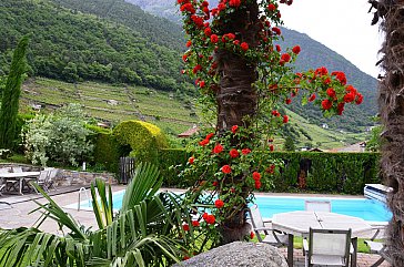 Ferienwohnung in Algund - Sitzecke am Freibad