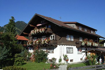 Ferienwohnung in Obermaiselstein - Haus mit Gartenansicht