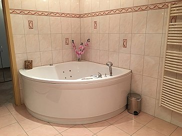 Ferienwohnung in Grächen - Badezimmer mit Wanne
