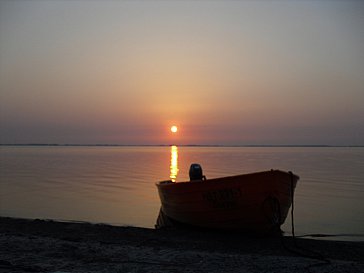 Ferienwohnung in Saal OT Neuendorf - Sonnenutergang am Bodden mit unseren Boot