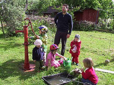 Ferienhaus in Rechlin - Kinderschar am 'Solarfrosch' im Garten