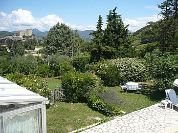 Ferienhaus in Vaison-la-Romaine - Blick von der Südterrasse über das Grundstück
