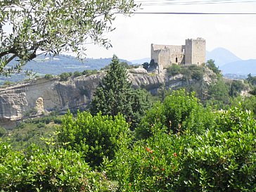 Ferienhaus in Vaison-la-Romaine - Blick vom Haus auf die Burg der Grafen von Toulous