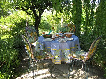 Ferienhaus in Vaison-la-Romaine - Savoir vivre unter schattenspendender Trauerweide