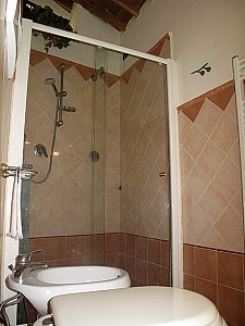 Ferienwohnung in Calci - Badezimmer mit Duschkabine