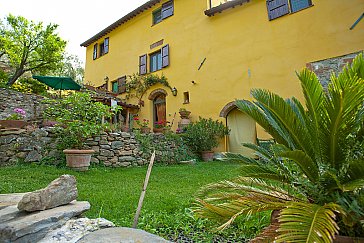 Ferienwohnung in Calci - Fassade vom Garten gesehen