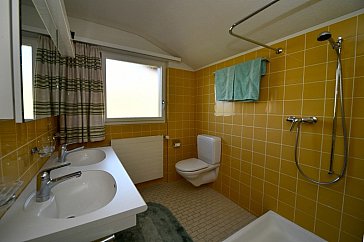 Ferienwohnung in Aeschlen ob Gunten - Bad mit Doppelwaschbecken, Dusche, WC und Föhn
