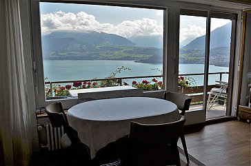 Ferienwohnung in Aeschlen ob Gunten - Wohnzimmer mit Blick über den Thunersee