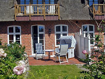 Ferienwohnung in St. Peter-Ording - Terrasse mit Gartenmöbel und Strandkorb