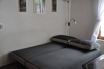 Ferienwohnung in Rüti - Wohnzimmer schlafsofa ausgeklappt