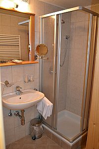 Ferienhaus in Neustift im Stubaital - Badezimmer mit Dusche