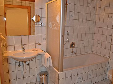 Ferienhaus in Neustift im Stubaital - Badezimmer mit Badewanne