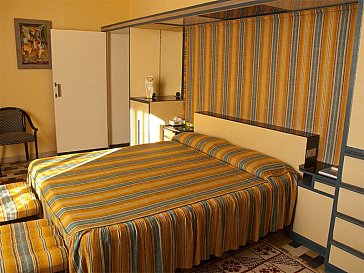 Ferienhaus in Livorno - Schlafzimmer mit Badezimmer