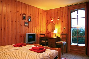 Ferienhaus in Haute-Nendaz - Schlafzimmer im UG mit Gartenzugang