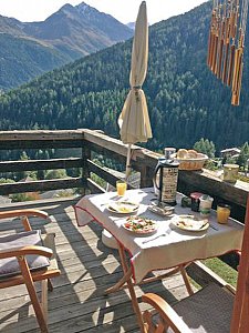 Ferienhaus in Grimentz - Terrasse im Sommer