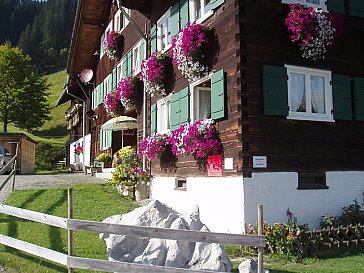 Ferienwohnung in Mittelberg - Blumenpracht am Haus