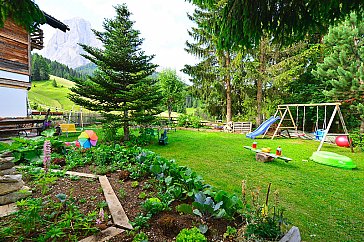 Ferienwohnung in Wolkenstein in Gröden - Gemüsegarten mit Spielplatz