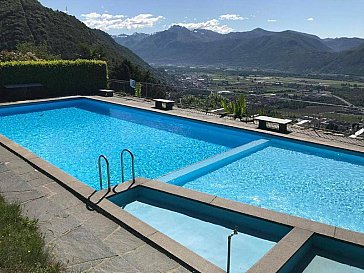 Ferienwohnung in Contra - Pool mit Aussicht auf Magadino Ebene