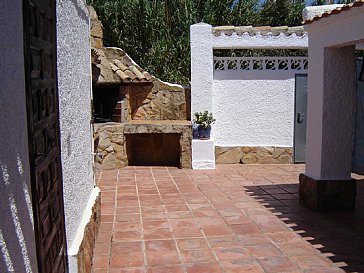 Ferienhaus in Calpe - Hofraum mit Grill und gedeckter Pergola