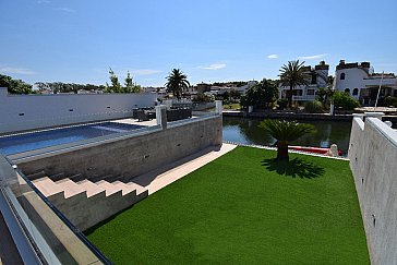 Ferienhaus in Ampuriabrava - Gartenbereich und zum Kanal