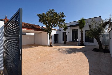 Ferienhaus in Ampuriabrava - Im Vorhof des Hauses ist ein Carport