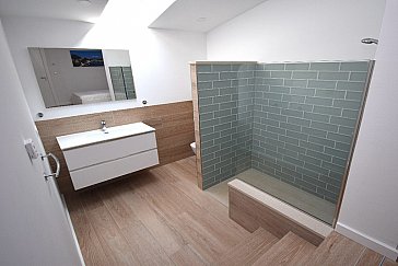 Ferienhaus in Ampuriabrava - Badezimmer mit ebenerdiger XXL-Dusche